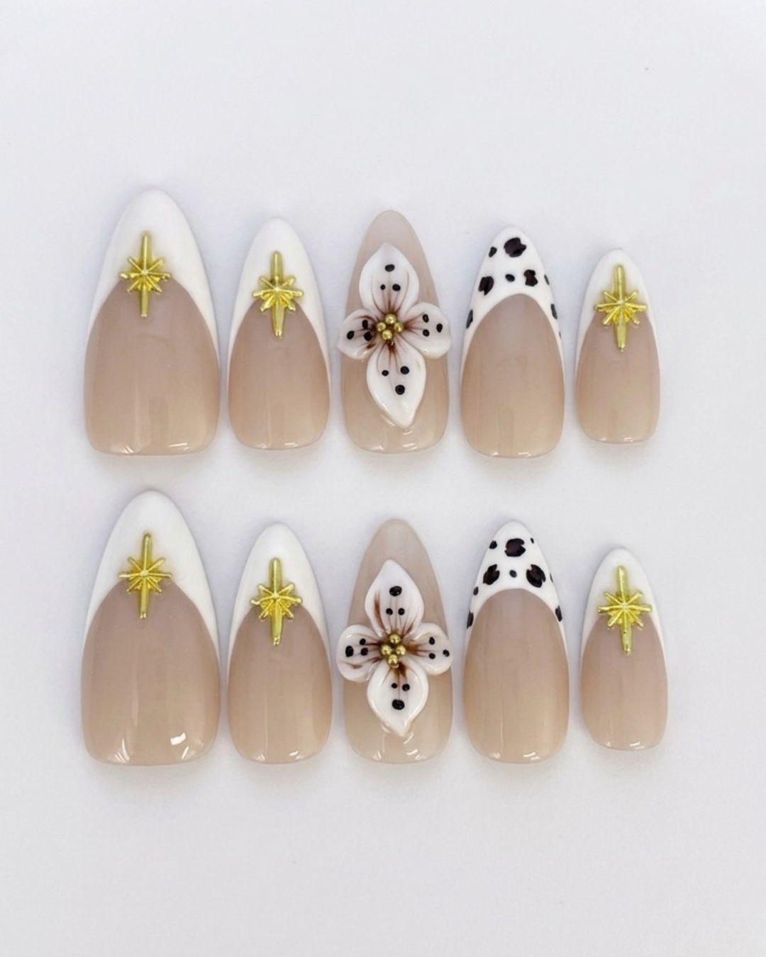 Uñas postizas de almendra con forma de estrella dálmata, talla mediana