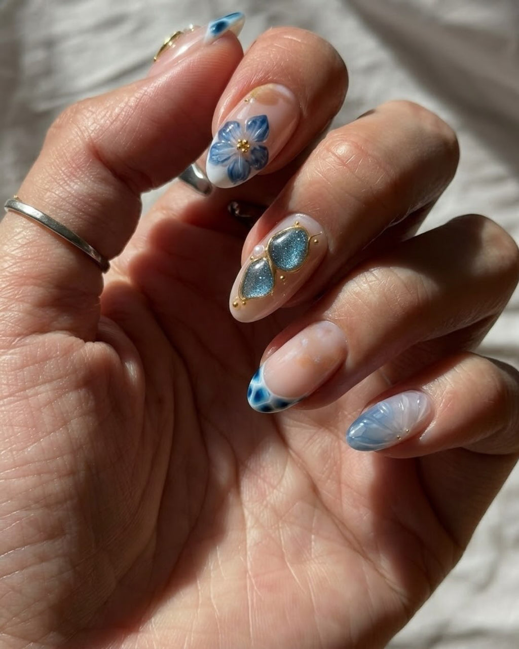 Press ons short almond worn on hands, special look