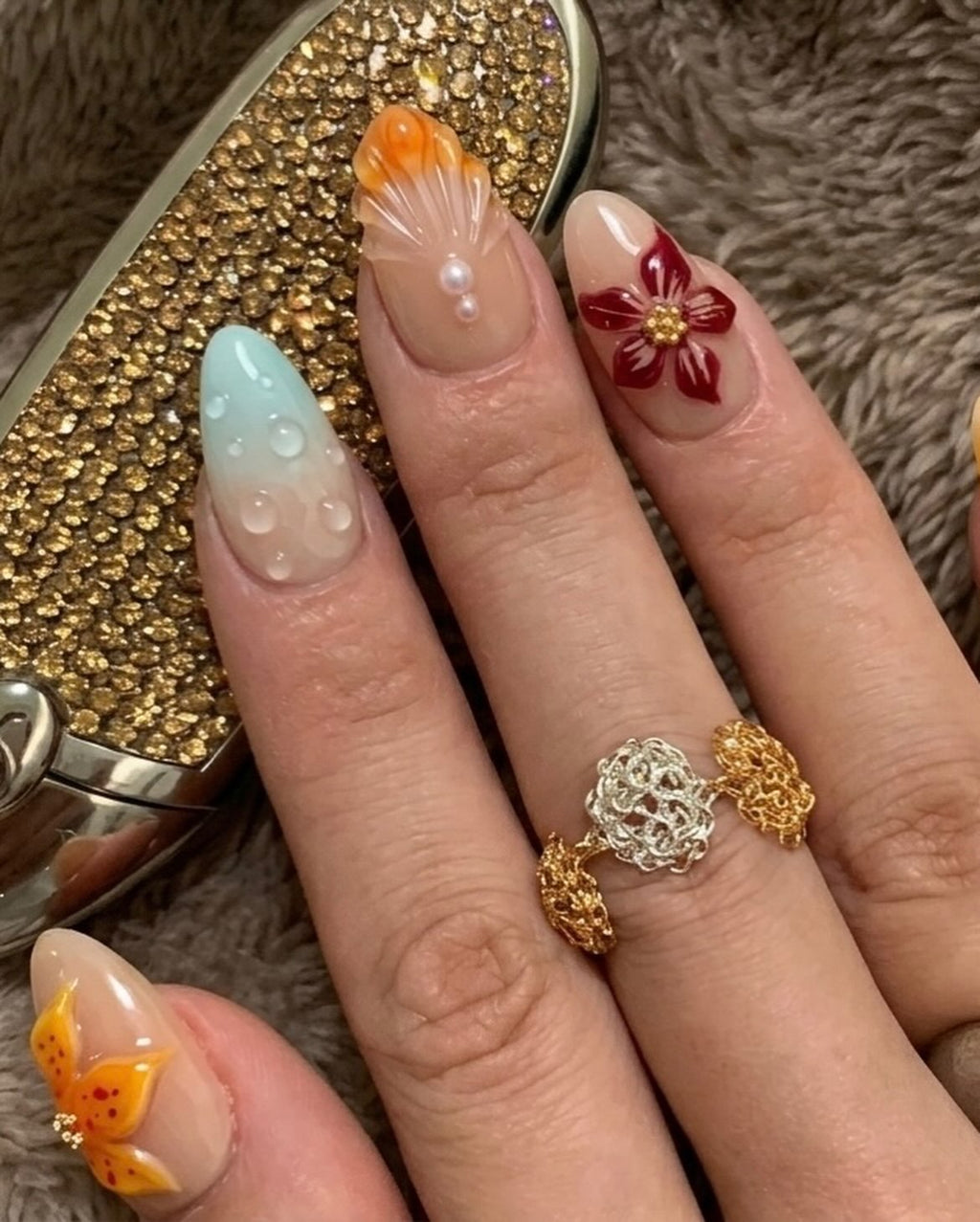 Press ons short almond worn on hands, special look