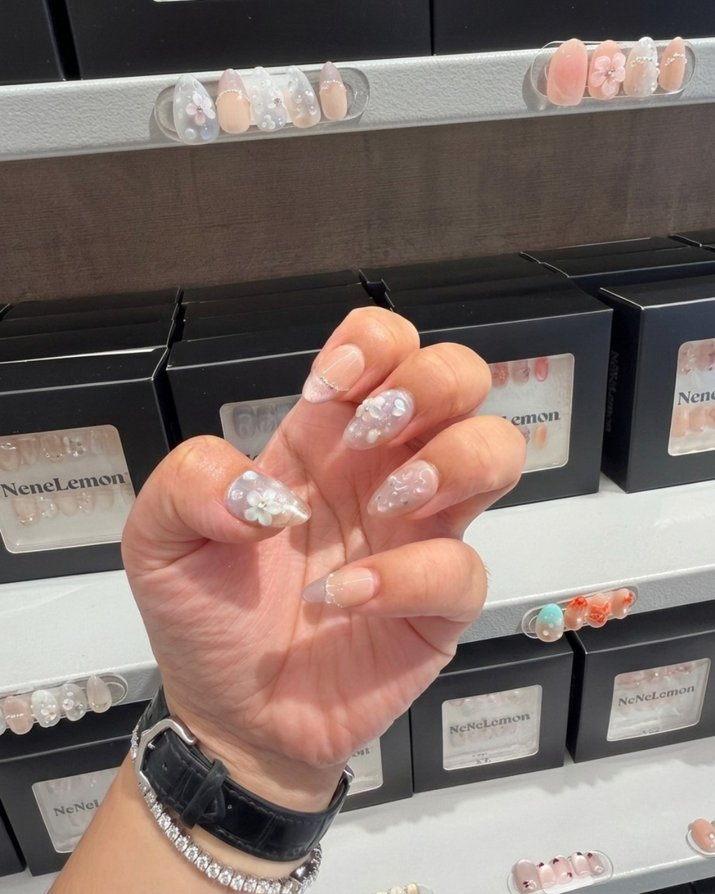 Press ons short almond worn on hands, special look