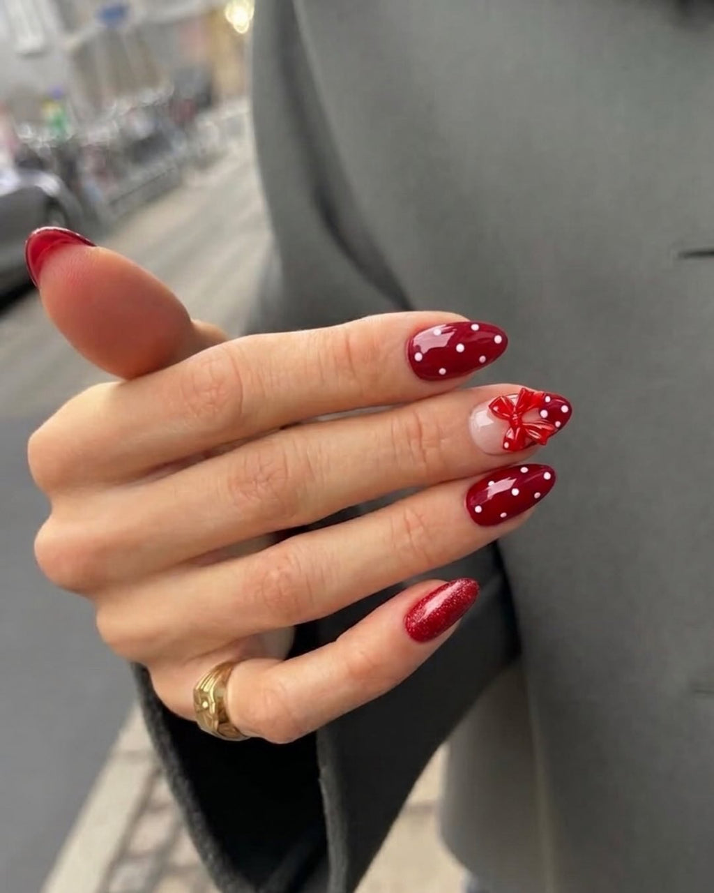 Press ons short almond worn on hands, special look