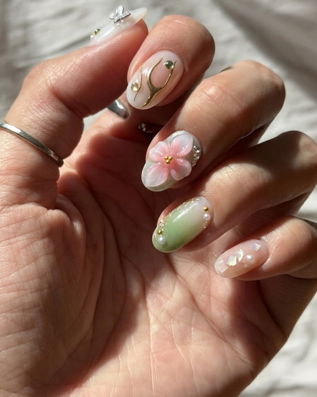 Press ons short oval worn on hands, special look