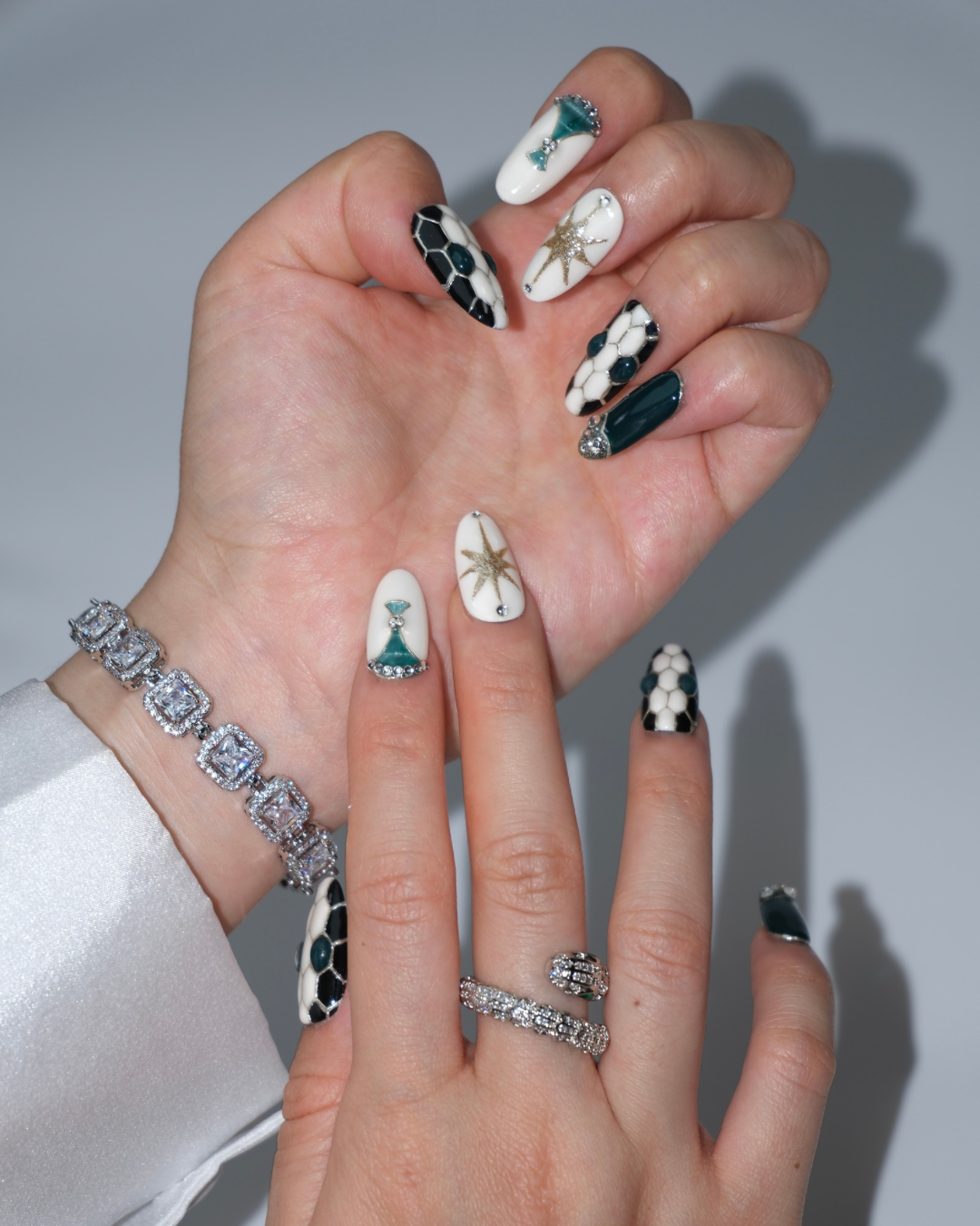 Press-Ons worn on hands — Medium Oval, special look