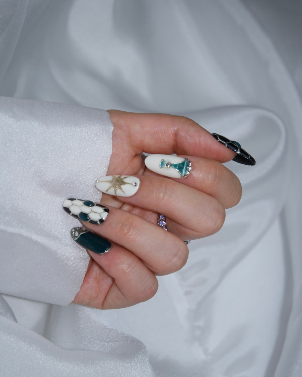 Press-Ons worn on hands — Medium Oval, special look