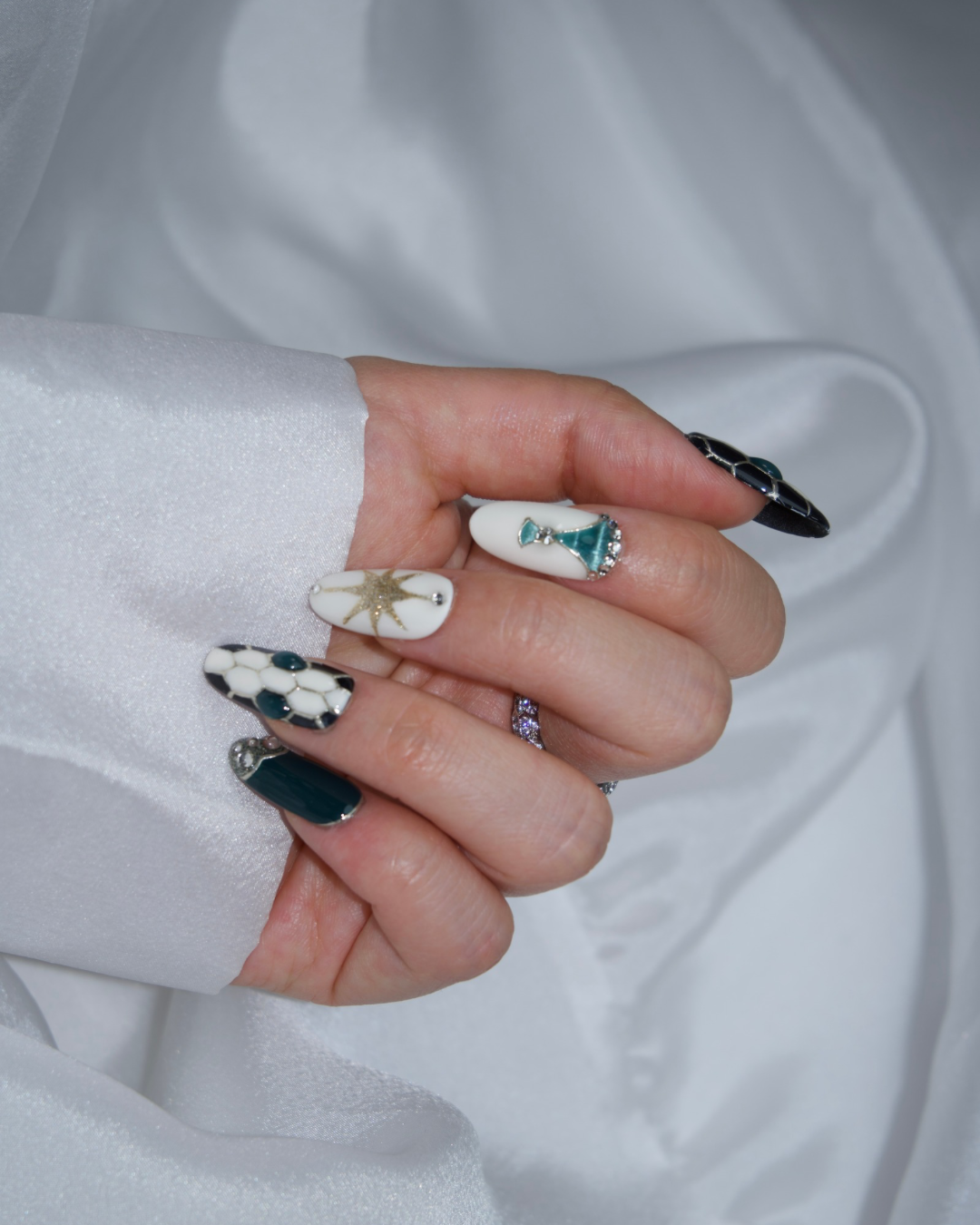 Press-Ons worn on hands — Medium Oval, special look