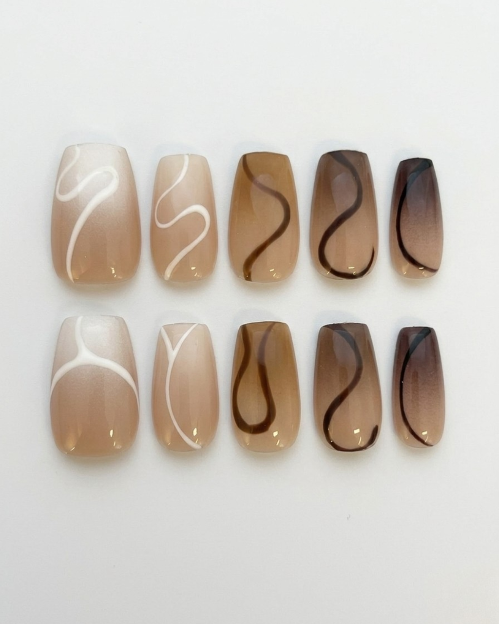 Uñas postizas Squoval medianas en espiral de café